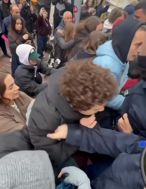 Të rinjtë në Kosovë në protestë kundër femicidit, përplasen me policinë