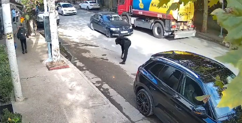 Burri me kapele merr çelësat e rëna në tokë, i zoti kërkon ndihmë për gjetjen e tij