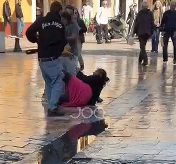 Dhunohet gruaja që po lypte në rrugë, një person e godet me rrip