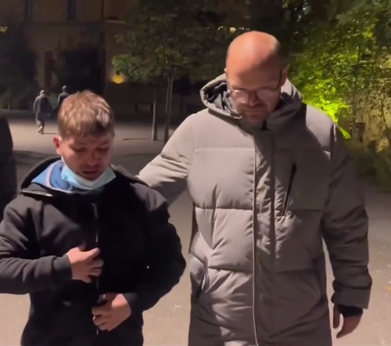 “Po haja bukë, më shtrinë në tokë dhe më goditën”, 17-vjeçari jetim rrëfen dhunën policore