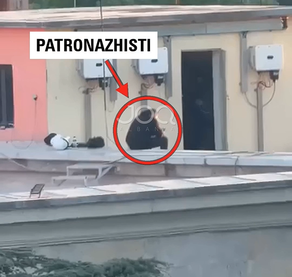 Patronazhisti filmon protestuesit nga tarraca e Kryeministrisë