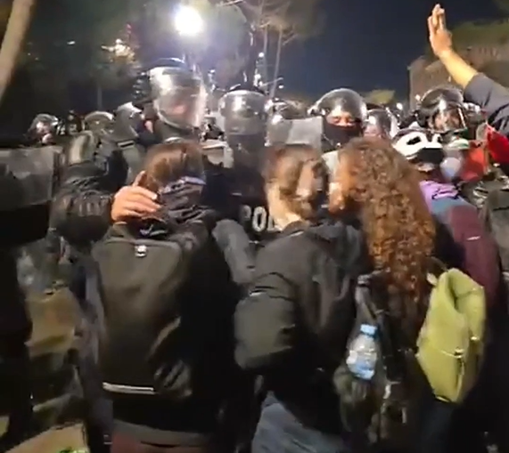 Një tjetër anë e protestës: Efektivi që mbrojti vajzat protestuese dhe u përkëdheli kokën