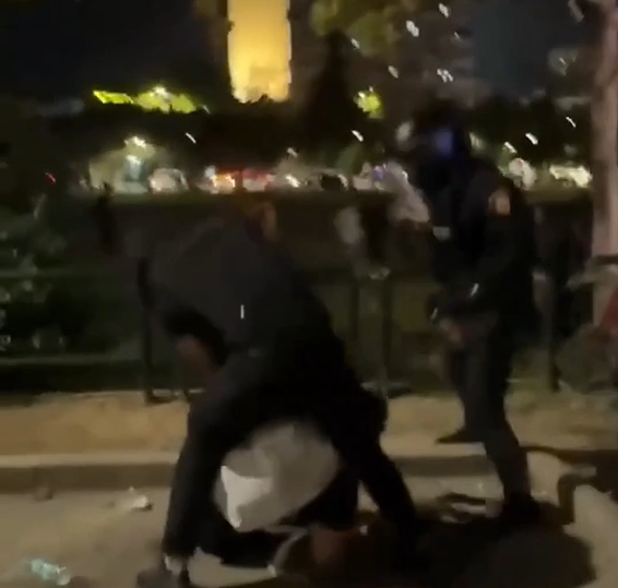 Gazetarja shpëton të riun që po dhunohej brutalisht nga policia