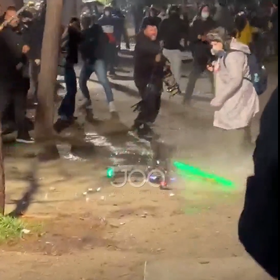 Rrëzohet droni i policisë, efektivët ndërhyjnë me “mish e shpirt” për ta shpëtuar nga protestuesit!