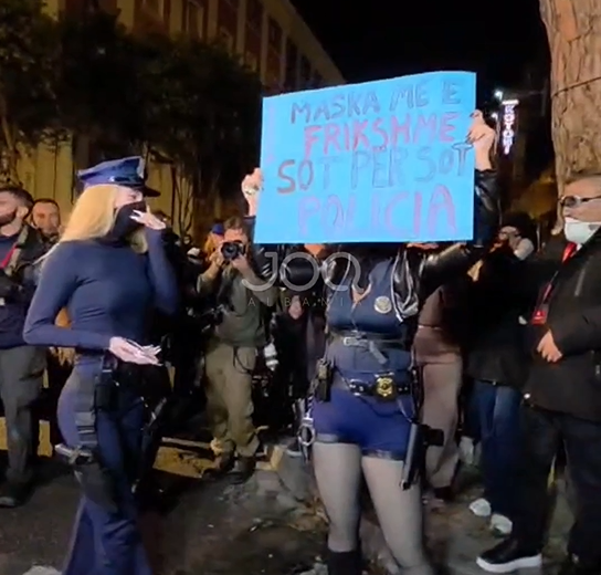 Vajzat shfaqen me uniforma policie në protestë, tërheqin vëmendjen me veshjen e tyre