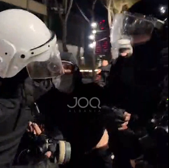 Policia nis shoqërimet me forcë të të rinjve në protestë