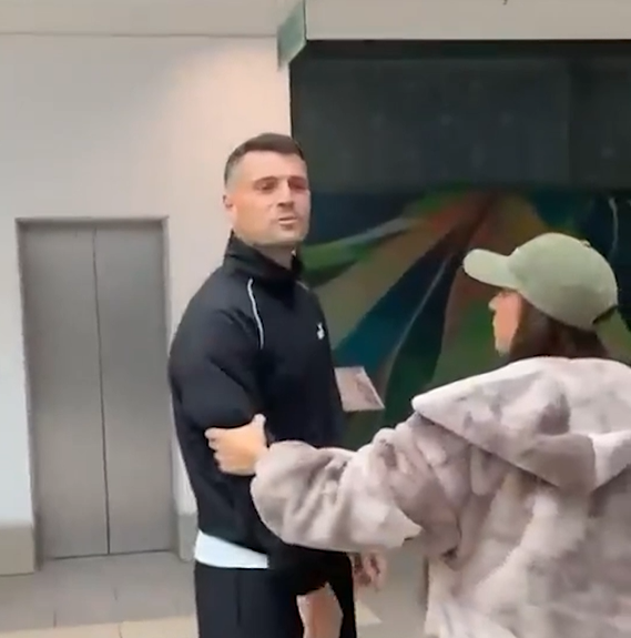 Po bënte pazar me të shoqen, tifozët e Newcastle provokojnë Xhakën: “Covid!”