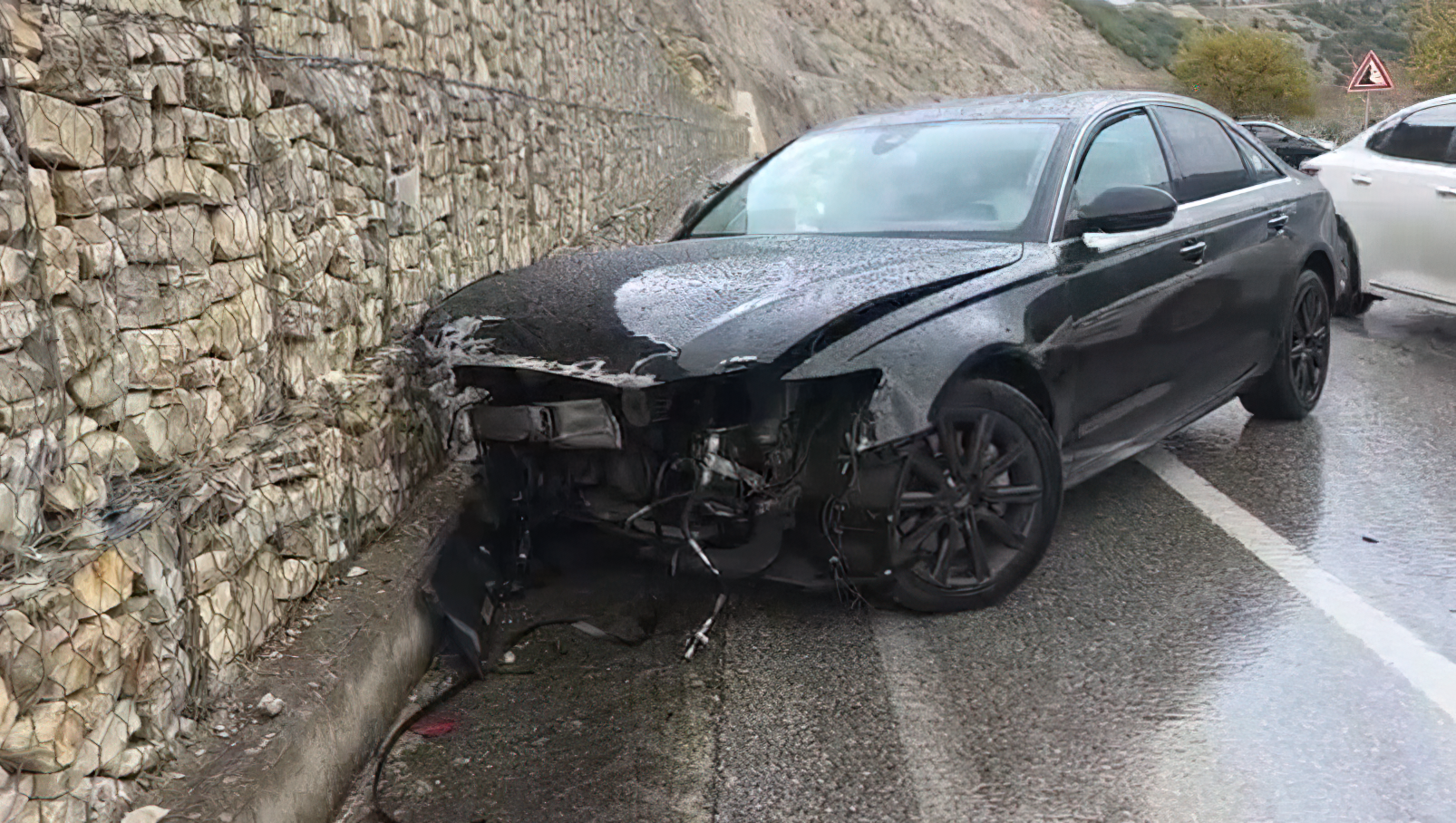 Aksident në aksin Levan–Tepelenë, “Audi” përplaset me murin mbrojtës, plagosen nënë e bijë