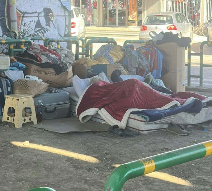 Çifti i të moshuarve fle prej ditësh poshtë urës në Durrës, ku është Shërbimi Social?