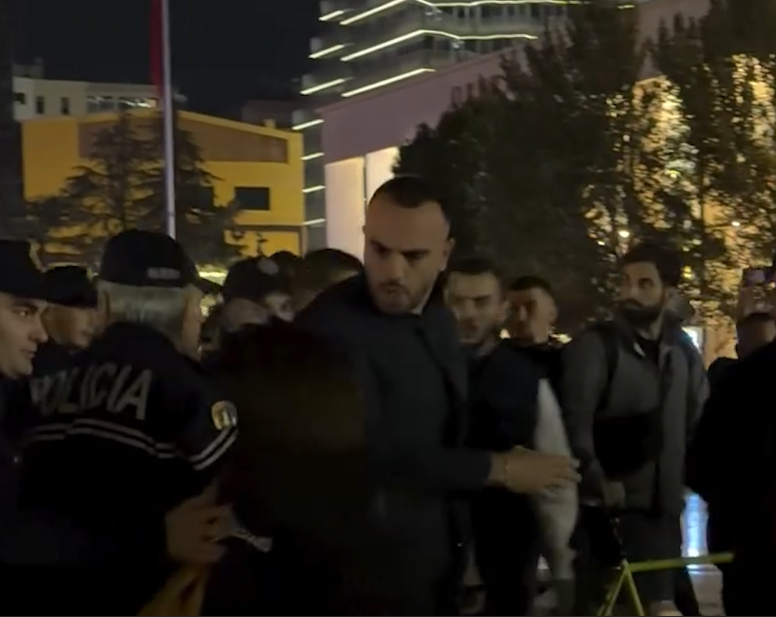 Policia largon protestuesit nga sheshi ‘Skënderbej’