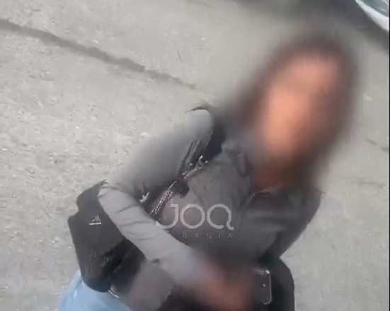 Vajza denoncon dhunën nga komshia dhe familja e saj  Më kanë larguar klientët  duan të më falimentojnë 