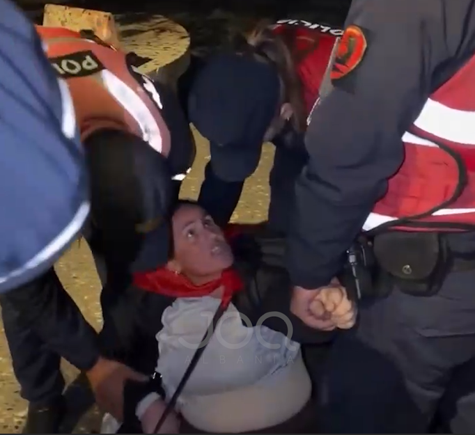 Policët marrin zvarrë protestuesen me probleme shëndetësore