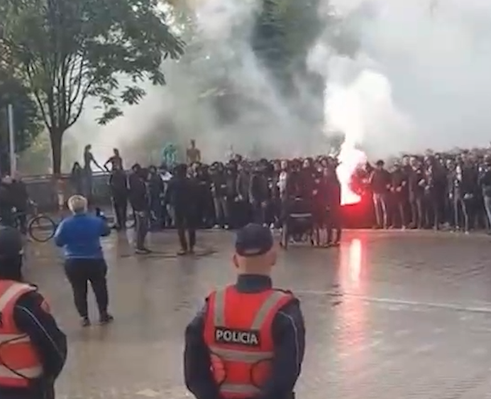 Çfarë i shtyn shqiptarët të mobilizohen për futbollin, por jo për të drejtat e tyre?