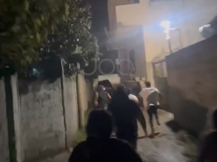 Momenti kur familjarët ndjekin me vrap hajdutët e maskuar si policë në Elbasan