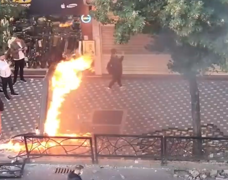 Protestë studentore në Rrugën e Durrësit, ka tensione dhe zjarr në një banner