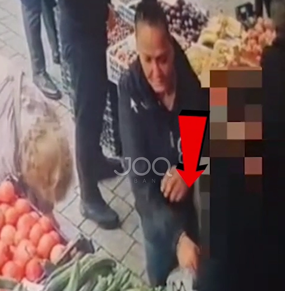 Gruaja filmohet duke marrë me dinakëri celularin nga xhepi i qytetares