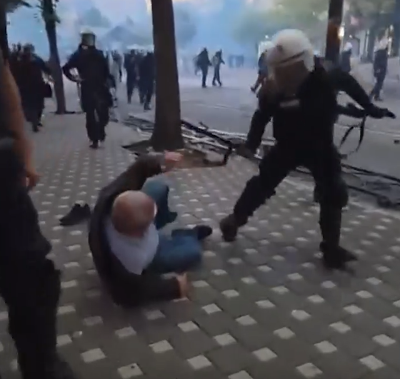 E turpshme: Policia godet me shkop të moshuarin e rrëzuar në tokë