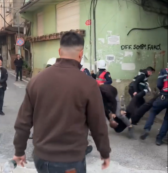 Policia tërheq zvarrë të riun si të ishte kriminel