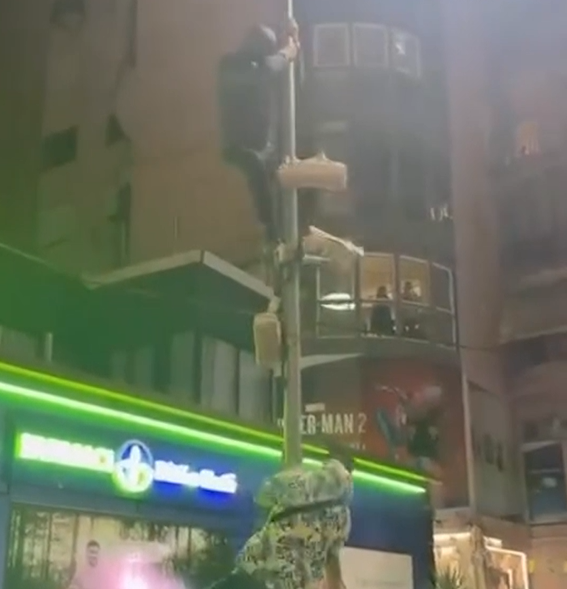 I riu ngjitet në shtyllë dhe hedh në tokë kamerat e vendosura nga Policia