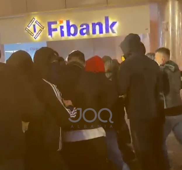 Studentët kapin efektivin e FNSH së dhe e bëjnë për spital