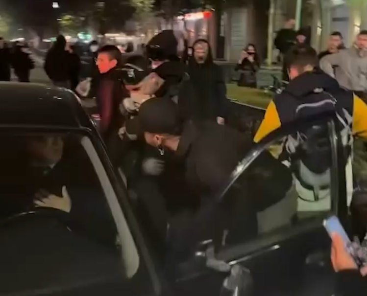 Studentët i bëjnë ‘postbllok’ efektivëve të Policisë, i lënë të lirë pas debatit
