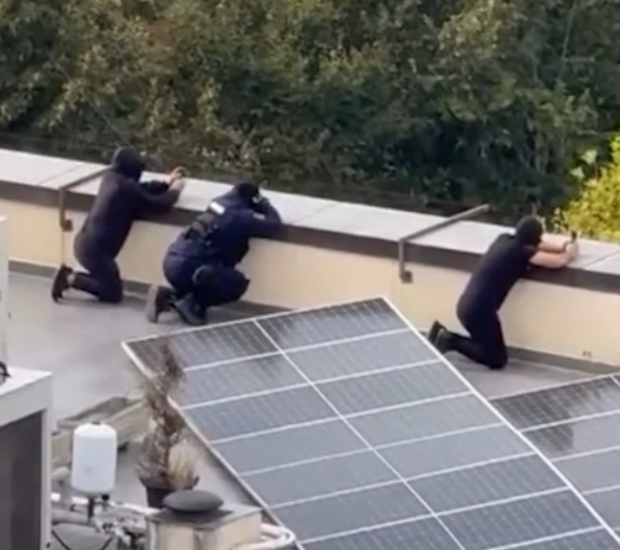 Pasi të rinjtë ua thyen kamerat  Policia e Kënos nis të filmojë protestuesit nga tarraca