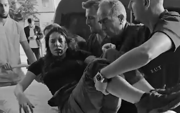 PAMJE TË RËNDA: Momenti kur studentja Eva Pango mbërrin te Spitali i Traumës