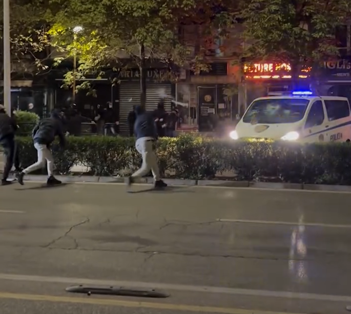 Të rinjtë  bombardojnë  me gurë furgonin e policisë  i thyejnë xhamat