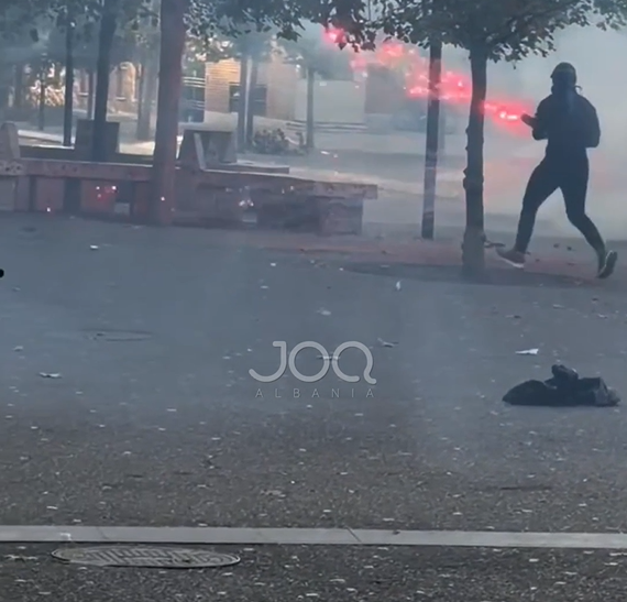  Rambo  vjen sërish në protestë  zmbraps policinë me fishekzjarre