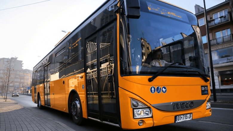 Prishtina “hap dyert” e autobusëve/ Transport falas gjatë marshit në mbështetje të UÇK-së