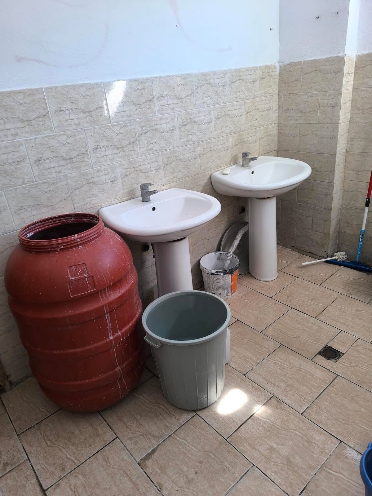 “Pa ujë, pa dyer dhe me tela të ekspozuar”/ Prindërit denoncojnë kushtet në shkollën “Vajdin Lamaj” në Domje