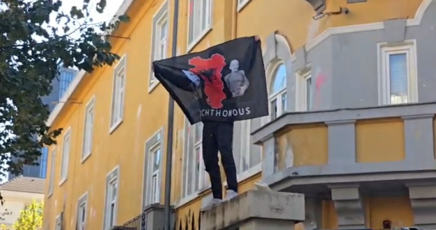 Protestuesi ngre flamurin ‘autokton’ te Ministria e Arsimit