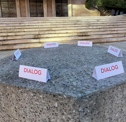Rama shtron tavolinën prej guri dhe fton sërish të rinjtë në dialog