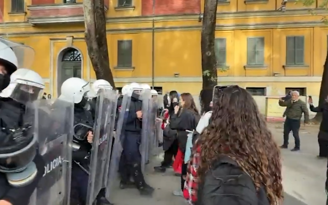 Vajzat bëhen gardh para kordonit policor