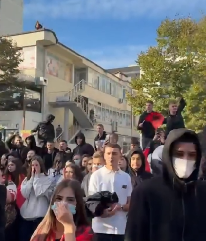 Gjimnazistët në Kamëz ngrihen sërish në protestë