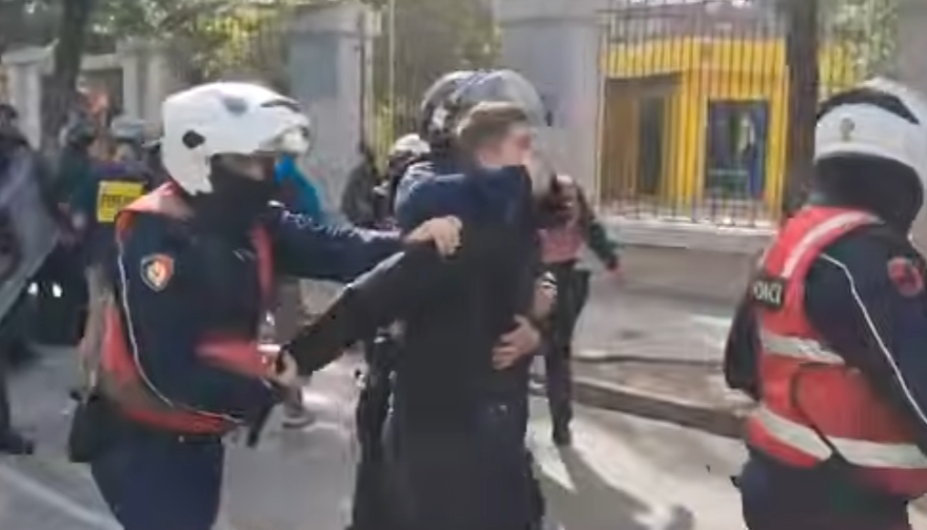 Grushte, shkopinj gome, efektivi i mbyll gojën me dorë të riut