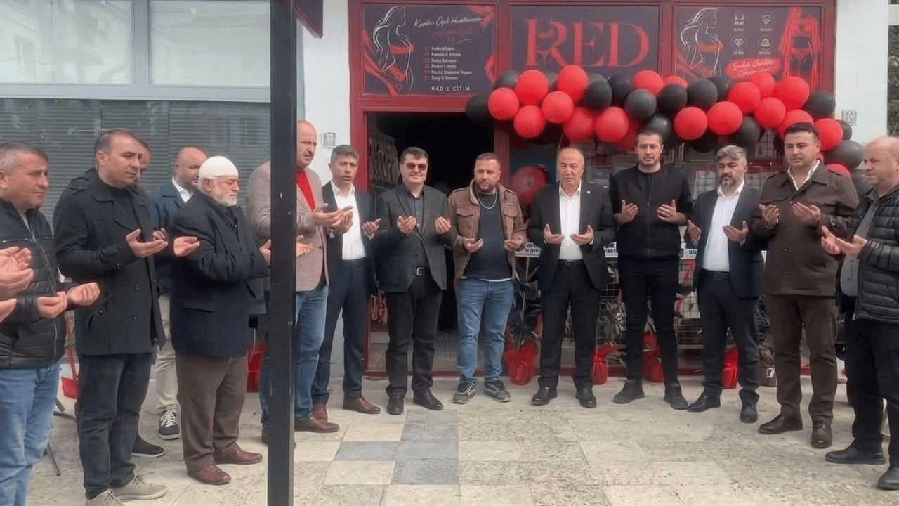 Ndodh në Turqi  Dyqani me të brendshme erotike inaugurohet me lutje fetare