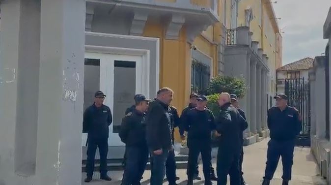 Protesta e studentëve, policia ‘blindon’ zonën te Ministria e Arsimit
