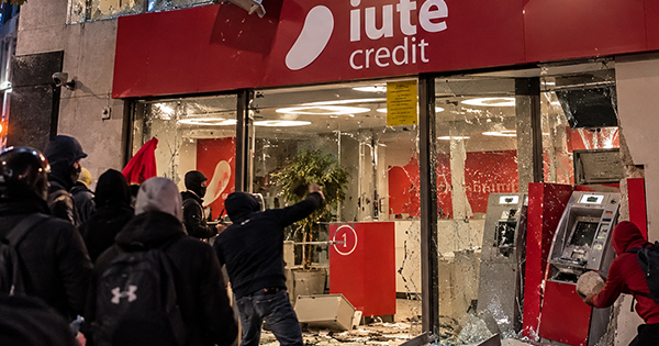 Pse IuteCredit u përzu nga Prishtina dhe u lejua të lulëzojë në Tiranë 