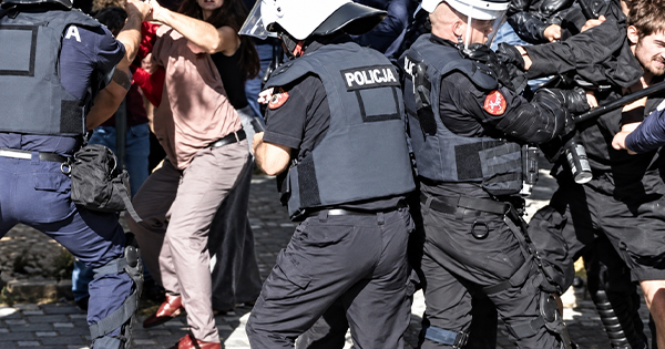 Amerikani denoncon ndalimin nga personat me të zeza në Tiranë