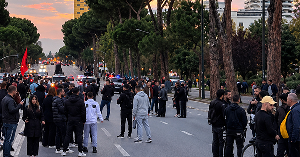 Tre orare të ndryshme për të njëjtën protestë: Kush e përçau tubimin e sotëm në Tiranë?