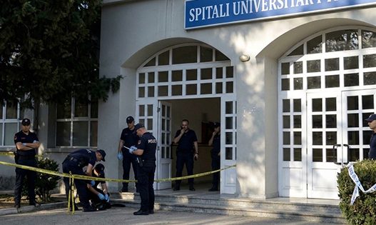 E rëndë në Tiranë/ Pacienti hidhet nga kati i tretë i Spitalit të Traumës, ndërron jetë. Policia nis hetimet