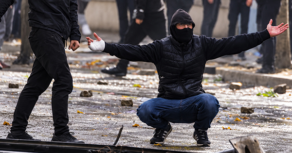 Nga Berlini në Tiranë: Çfarë është taktika “Black Bloc” që po përdoret në protestat e të rinjve?