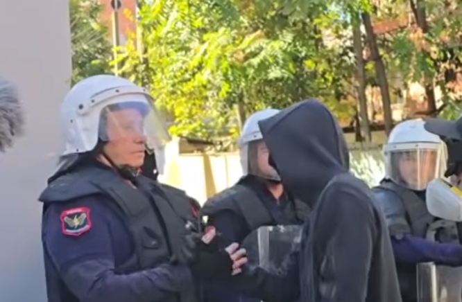 Polici i jep dorën protestuesve