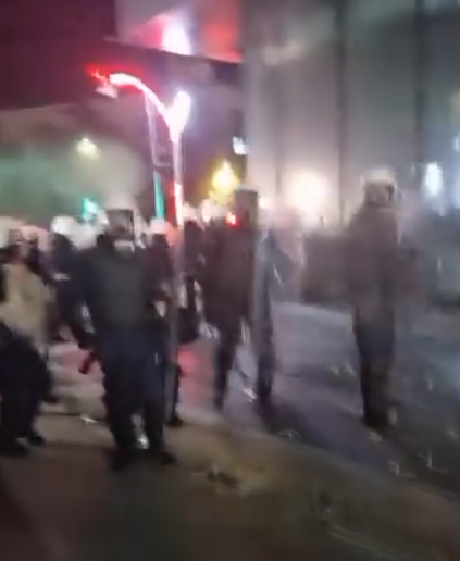 Gruaja kërkon ndihmë për protestuesin pa ndjenja, policia hedh gaz lotsjellës