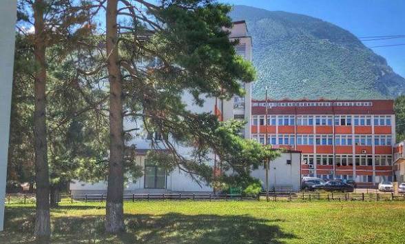 Tragjedi në Pejë: Ndërron jetë 7-vjeçarja që u zu nga dollapi në shtëpi