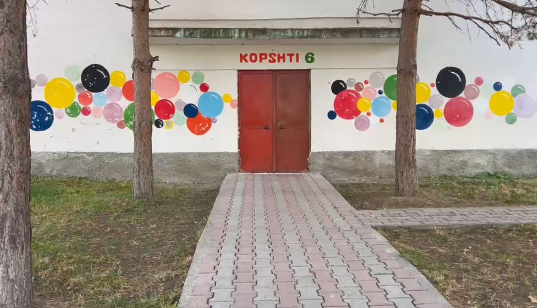 Drejtësia në Korçë toleron dhunën ndaj fëmijëve, lë të lirë edukatoren që rrahu 4-vjeçarin