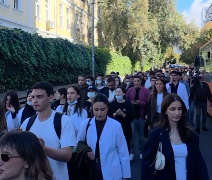 Me uniformat e bardha, studentët e mjekësisë në protestë