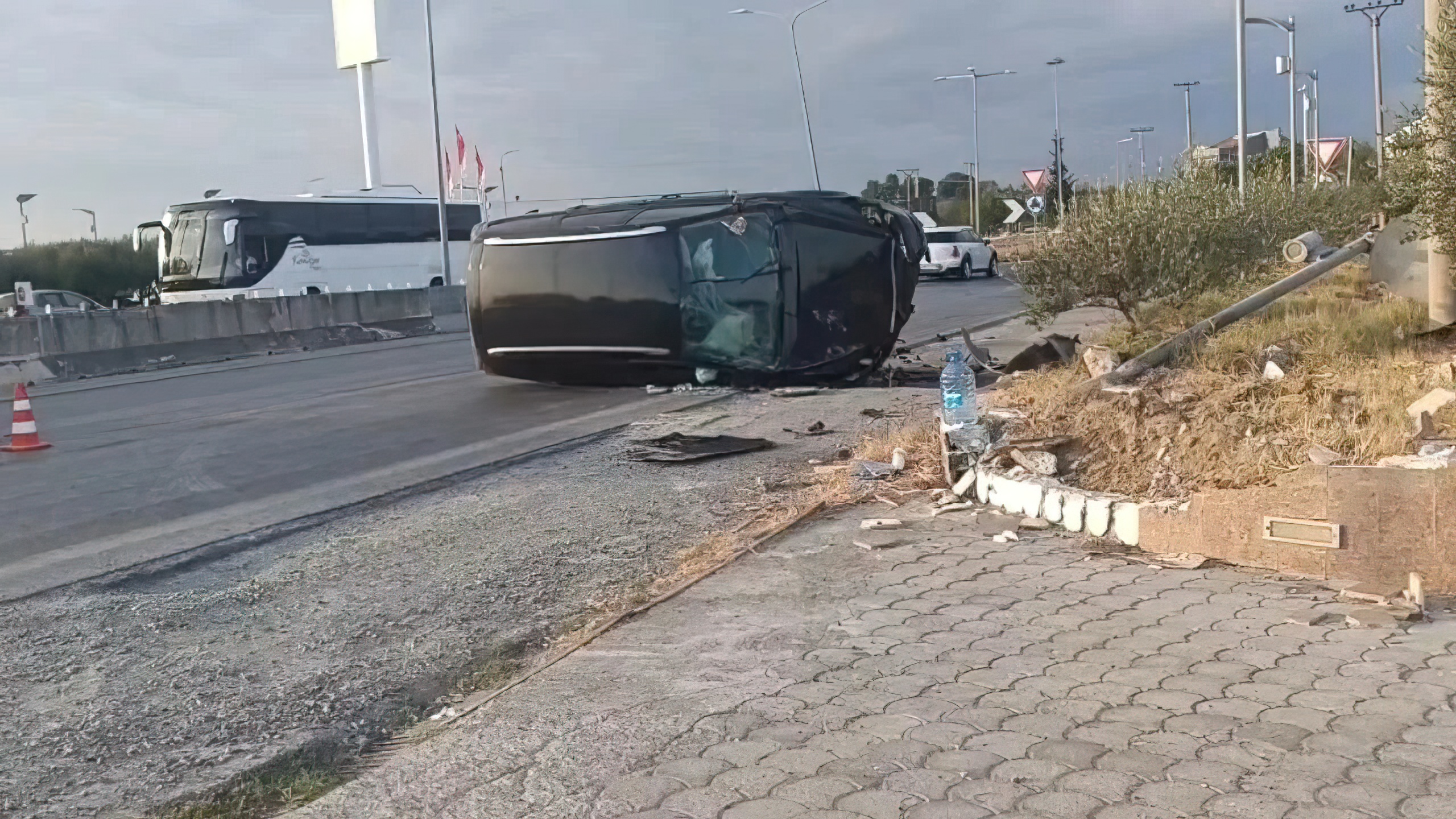“Ford-i” me shpejtësi skëterrë merr para murin dhe shtyllën, më pas përmbyset