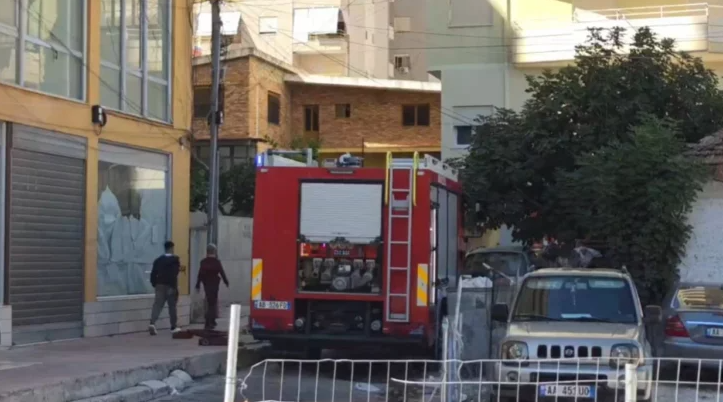 Zjarr në një kabinë elektrike në Fier, ndërpritet energjia